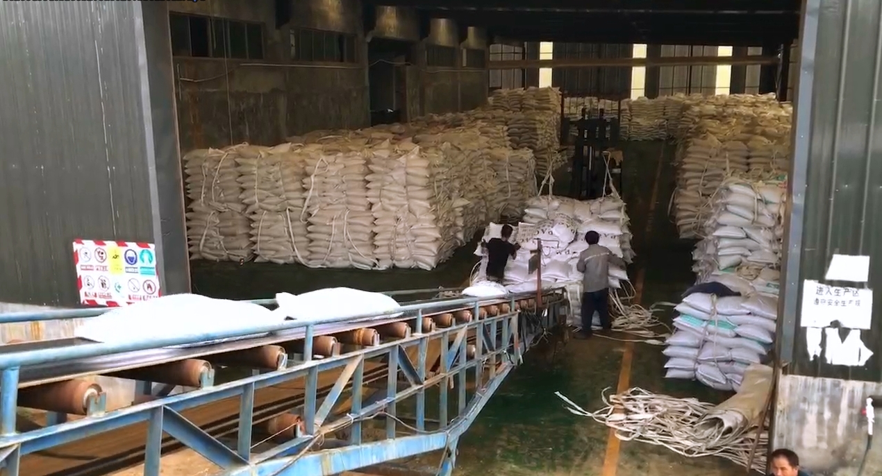 鞏義市科峰公司倉庫裝貨現(xiàn)場
